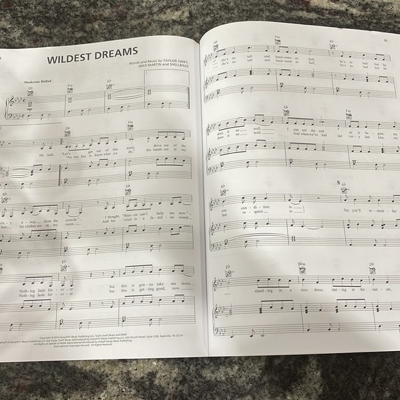 Taylor Swift Bundle - Picture 9 of 9